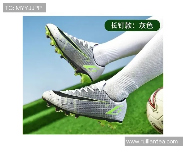 选择足球鞋时应考虑长钉与碎钉的优缺点以提升场上表现和舒适度